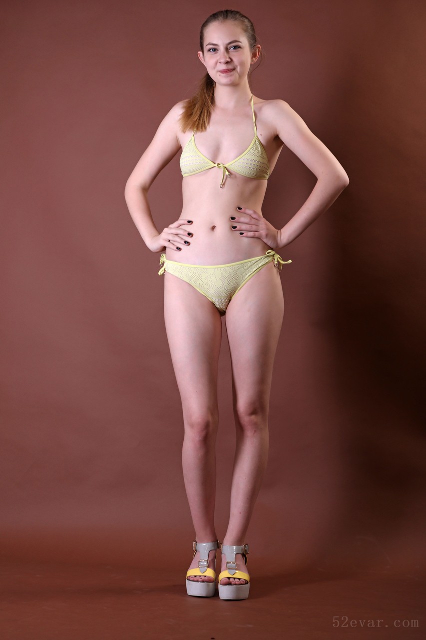 Bella淡绿色泳装写真