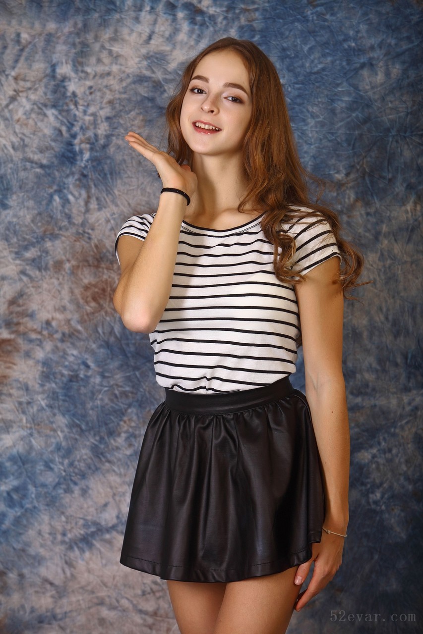 [200P+1V] Eva深色短裙写真